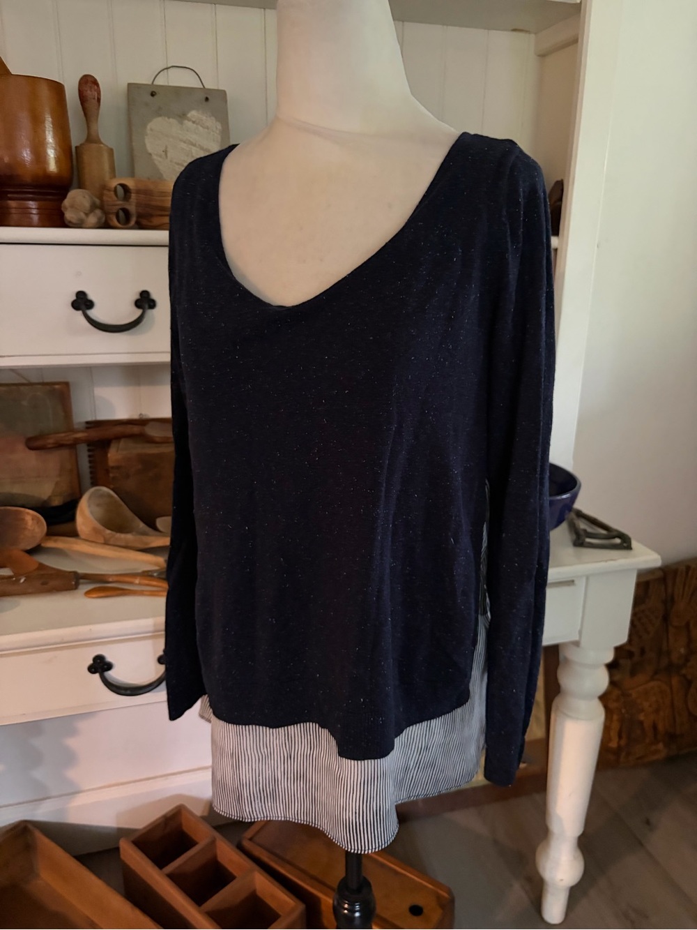 RW&CO Women's Navy Long-Sleeve V-Neck Sweater Top